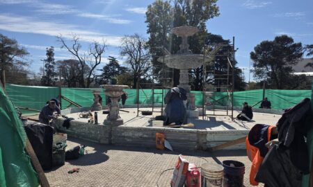 AVANZA LA RESTAURACIÓN DE LA FUENTE DE LA PLAZA CENTRAL
