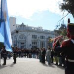 HASTA EL JUEVES LOS GRANADEROS IZAN LA BANDERA EN LA PLAZA CENTRAL