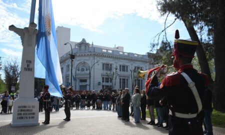 HASTA EL JUEVES LOS GRANADEROS IZAN LA BANDERA EN LA PLAZA CENTRAL