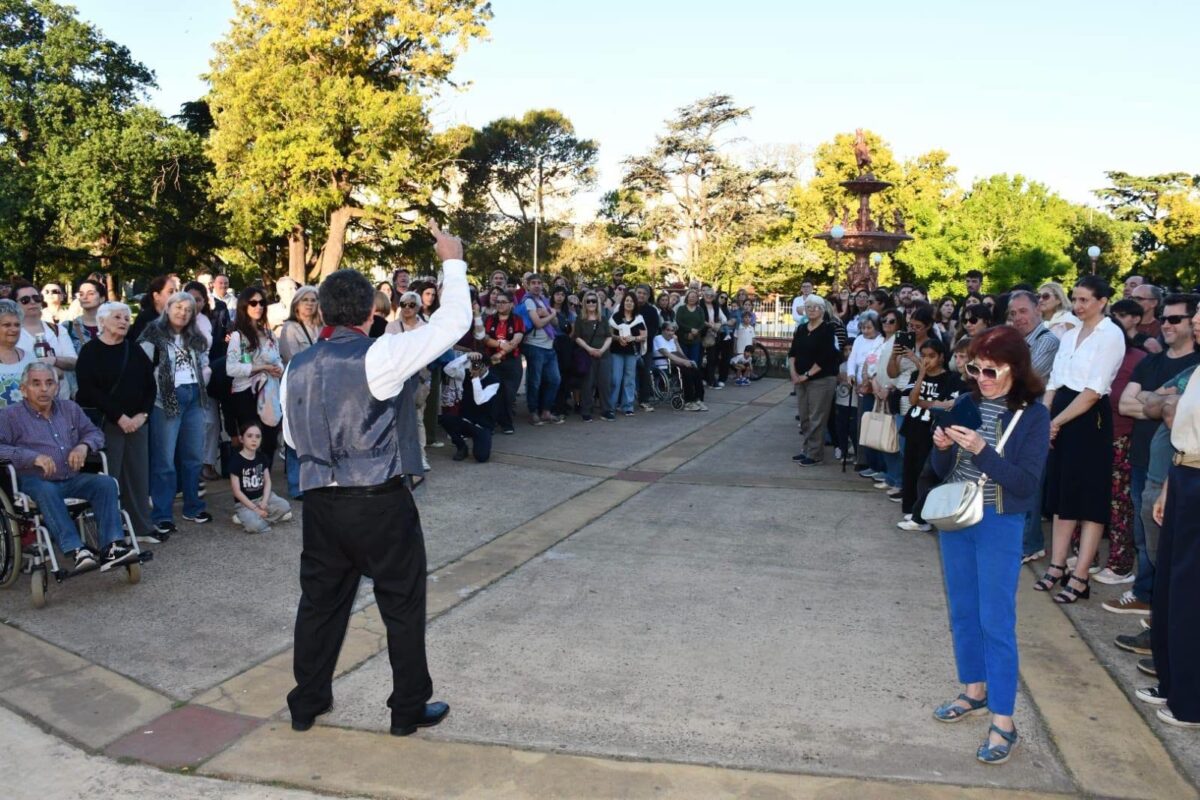COMENZÓ "CHIVILCOY TEATRERO": LA PLAZA CENTRAL FUE EL ESCENARIO INAUGURAL
