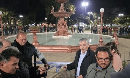 RESTAURADA Y PROTEGIDA: FUE REINAUGURADA LA HISTÓRICA FUENTE DE HEBE DE LA PLAZA CENTRAL
