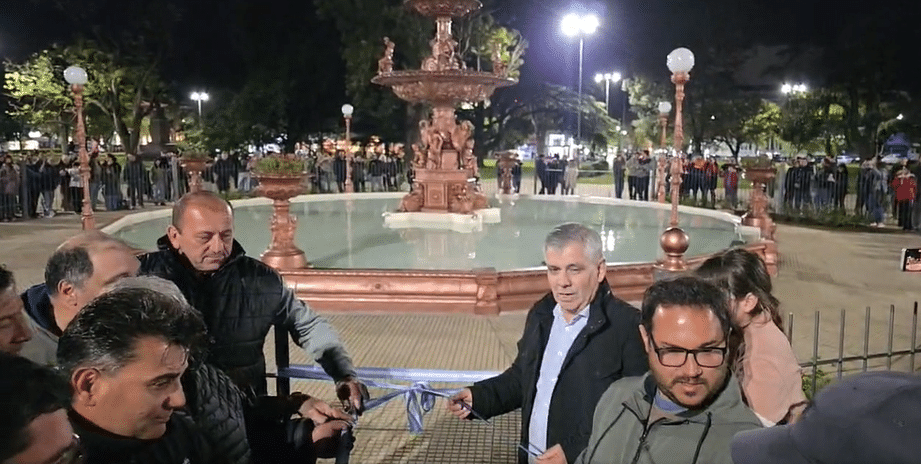 RESTAURADA Y PROTEGIDA: FUE REINAUGURADA LA HISTÓRICA FUENTE DE HEBE DE LA PLAZA CENTRAL